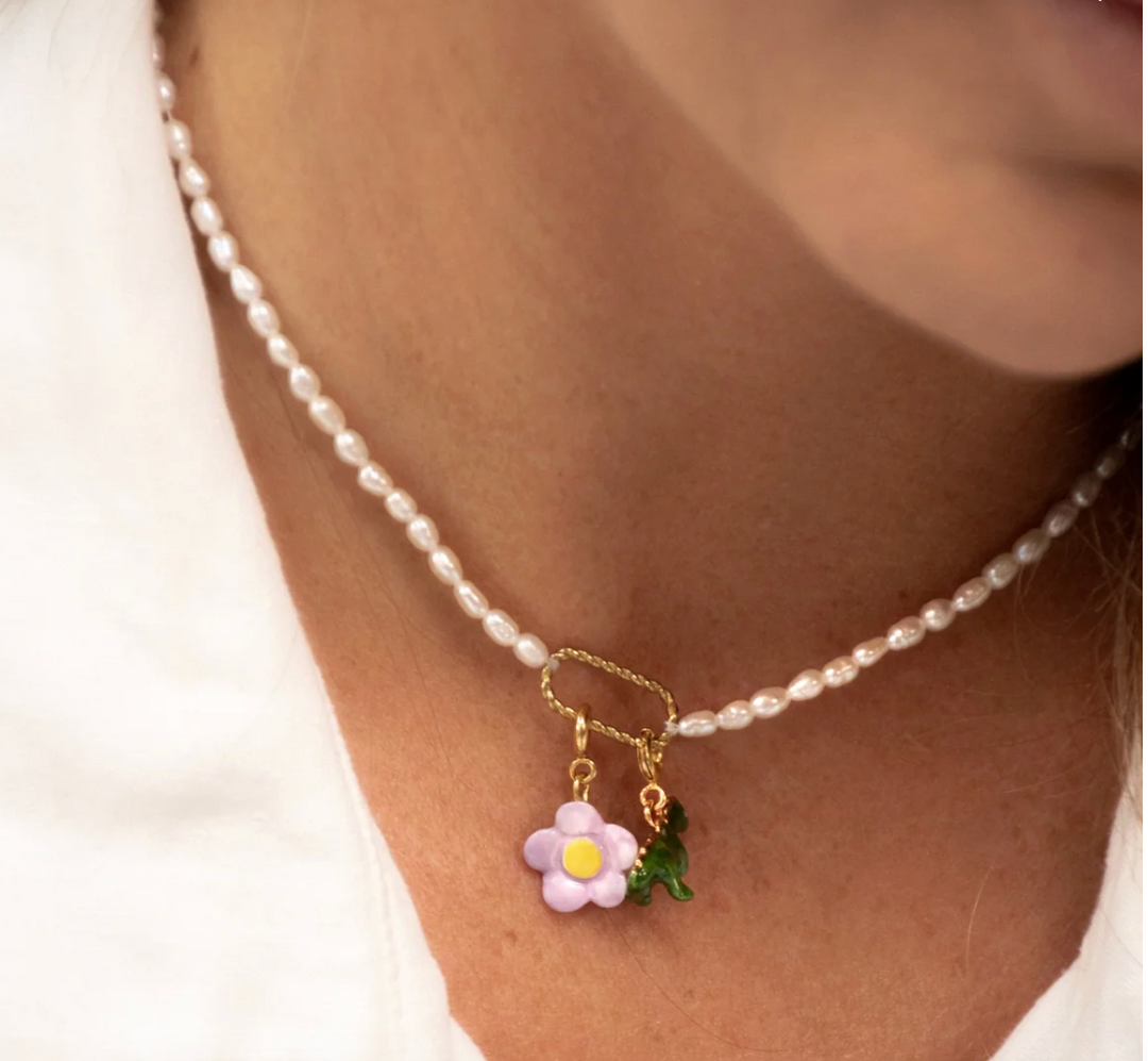 Pearl Necklace w. Twisted Rectangular Charms Holder