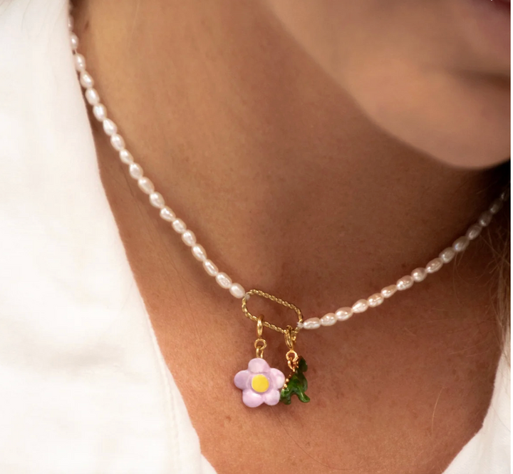 Pearl Necklace w. Twisted Rectangular Charms Holder